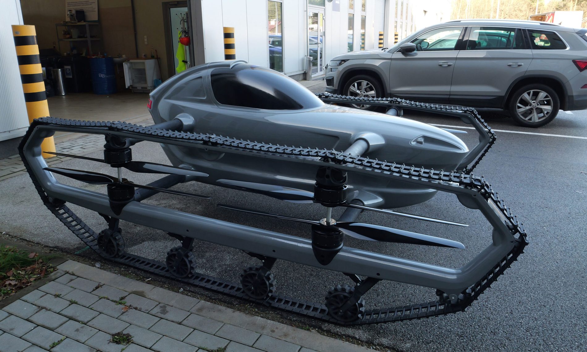 Pierwszy pełnowymiarowy prototyp BECCARII — pojazd wielośrodowiskowy na gąsienicach ze śmigłami wewnątrz ram