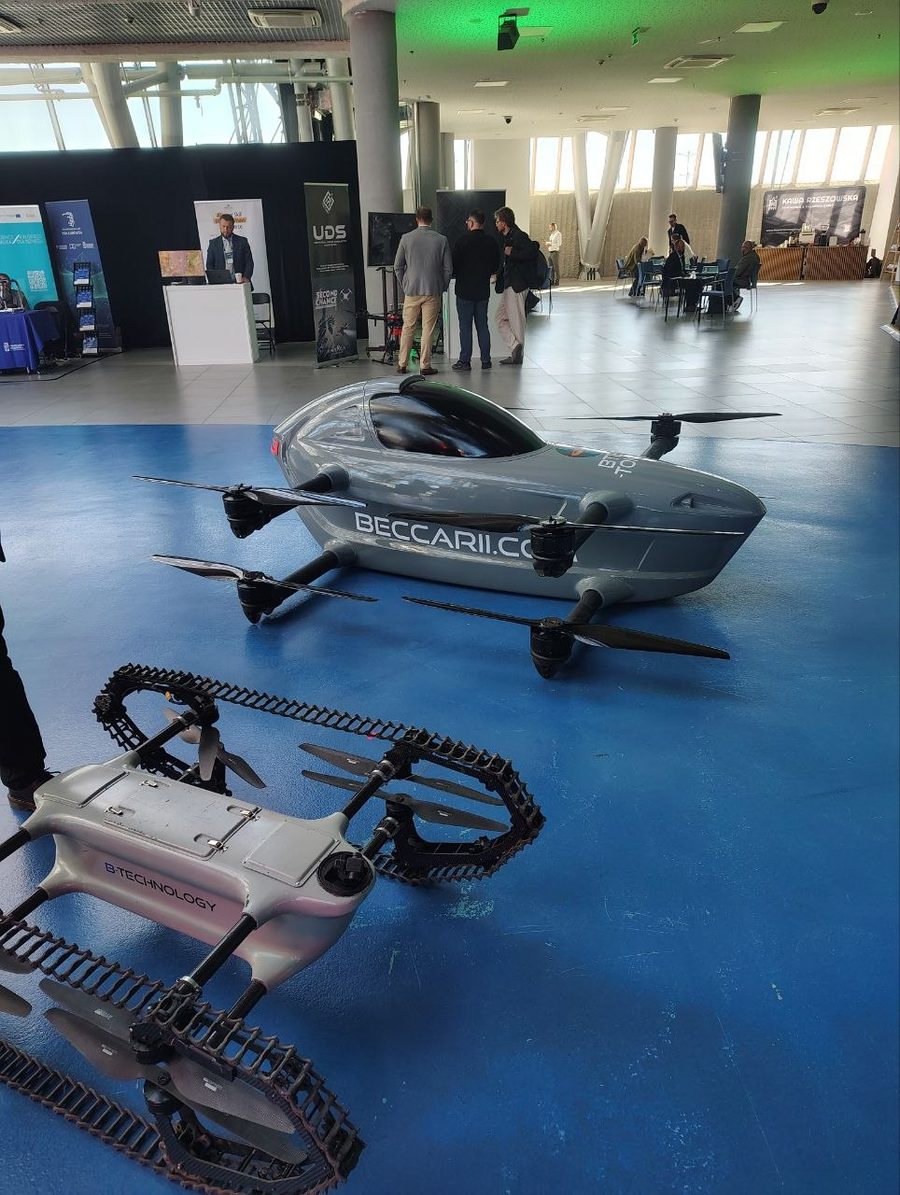 BECCARII i dron gąsienicowy na stoisku B-Technology