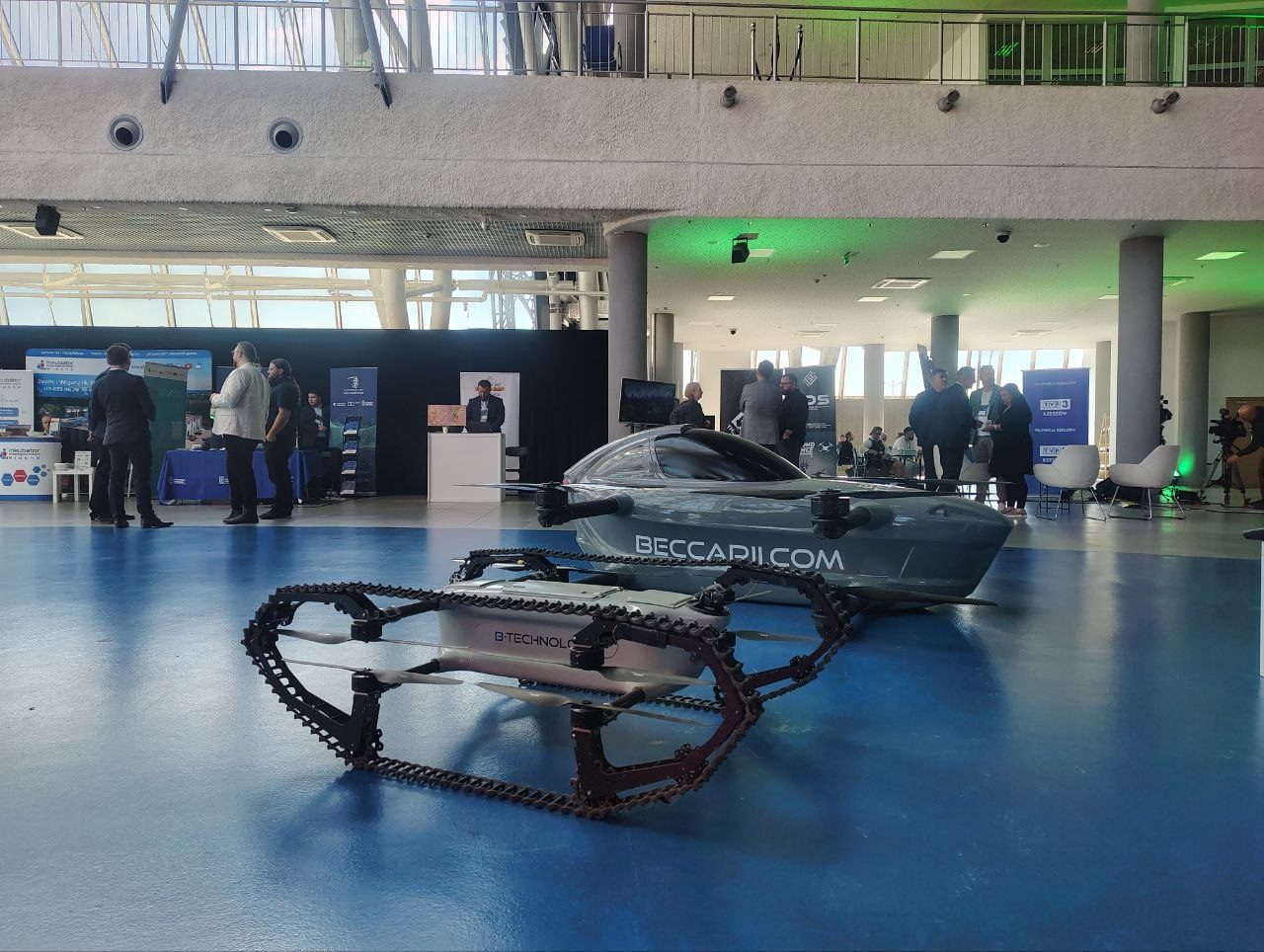 Stoisko B-Technology w Strefie EXPO Carpathian Drone Summit 2026 — BECCARII i dron gąsienicowy